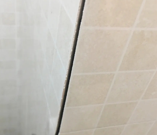 诏安瓷砖空鼓维修公司分享阳台瓷砖脱落的修复过程可以分为以下几个步骤