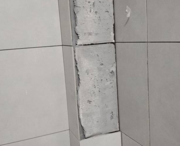 诏安瓷砖空鼓维修公司分享下瓷砖施工前基层浇水润湿程度不足，可能导致以下问题
